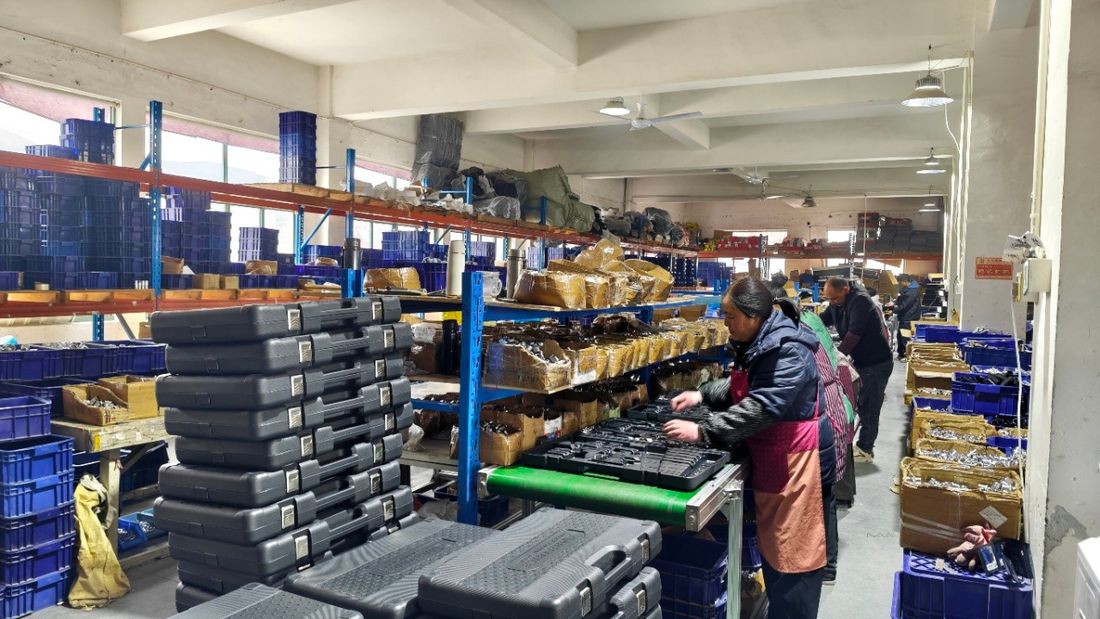 Operators assembling and packing tool sets